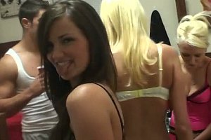 女同瑟瑟啪啪18禁